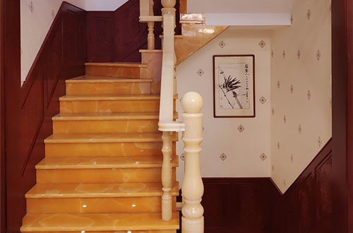 融水中式别墅室内汉白玉石楼梯的定制安装装饰效果